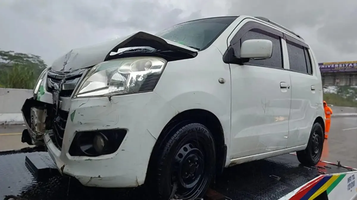 Hujan Deras, Suzuki Karimun Terguling di Tol Bocimi KM 68