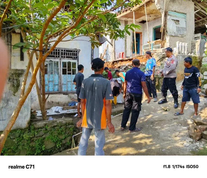 Semangat Gotong Royong, Sinergitas TNI–Polri dan Warga, Rumah Korban Pergeseran Tanah di Sukajaya Kembali Dibangun.